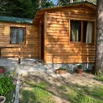 Bujtina Uji I Panjes, Log Cabins