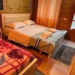 Bujtina Uji I Panjes, Log Cabins