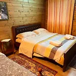 Bujtina Uji I Panjes, Log Cabins