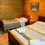 Bujtina Uji I Panjes, Log Cabins