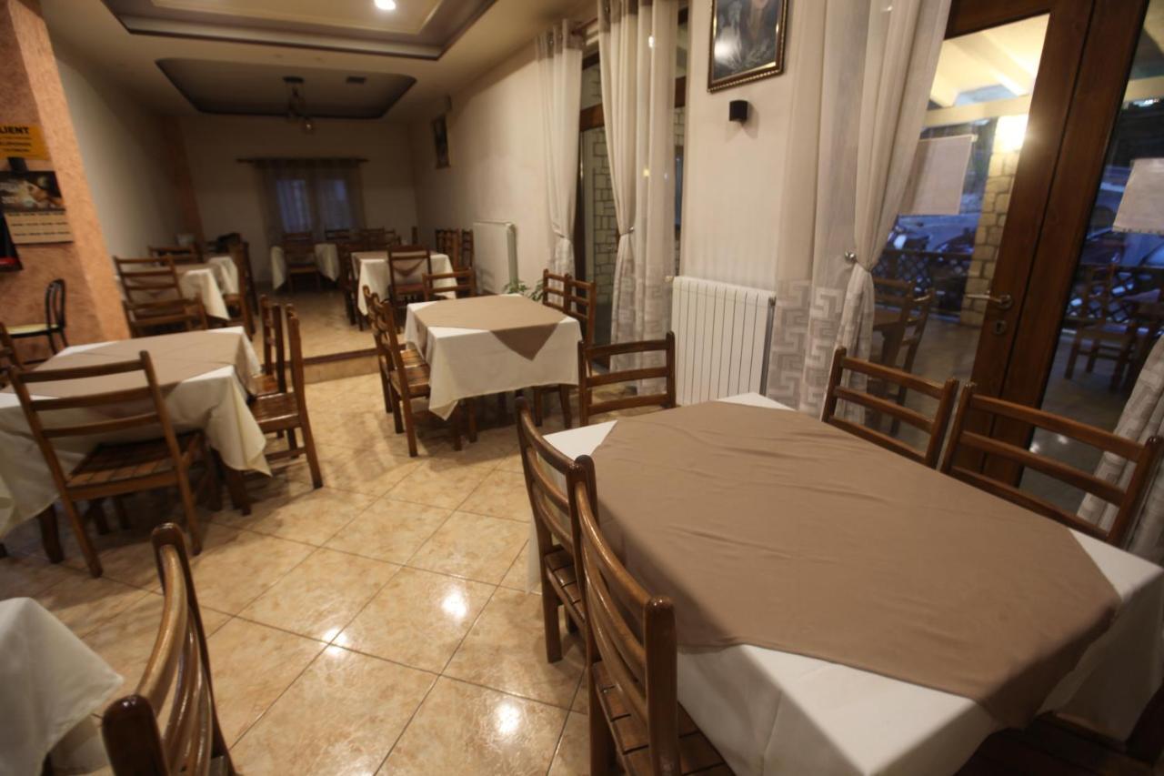 Hotel Bujtina Uji I Panjes, Log