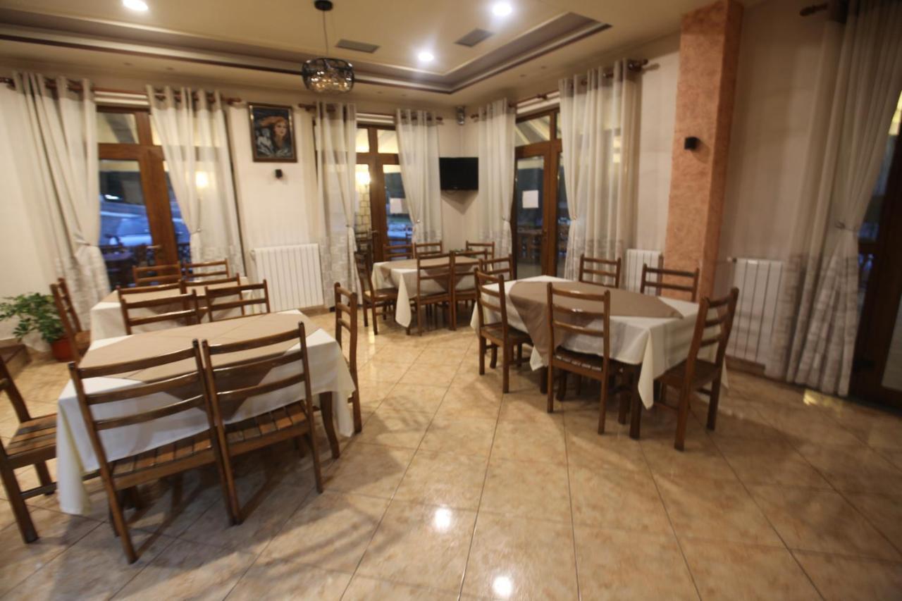 Bujtina Uji I Panjes, Log Hotel