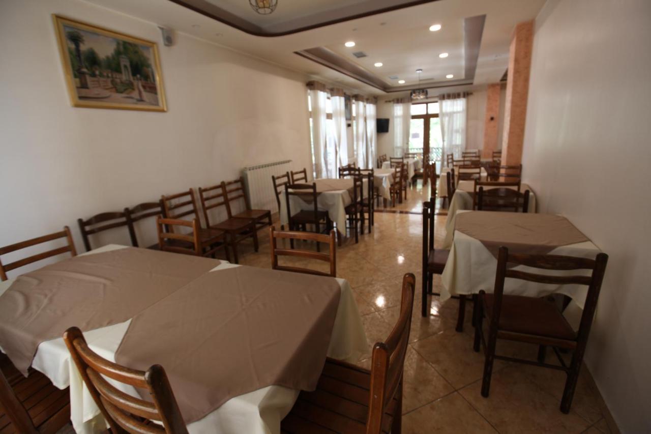Bujtina Uji I Panjes, Log Hotel *