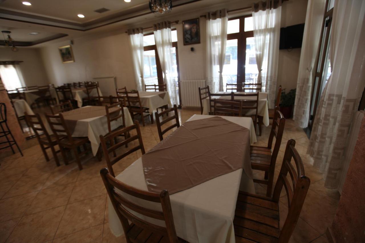 Bujtina Uji I Panjes, Log Hotel *
