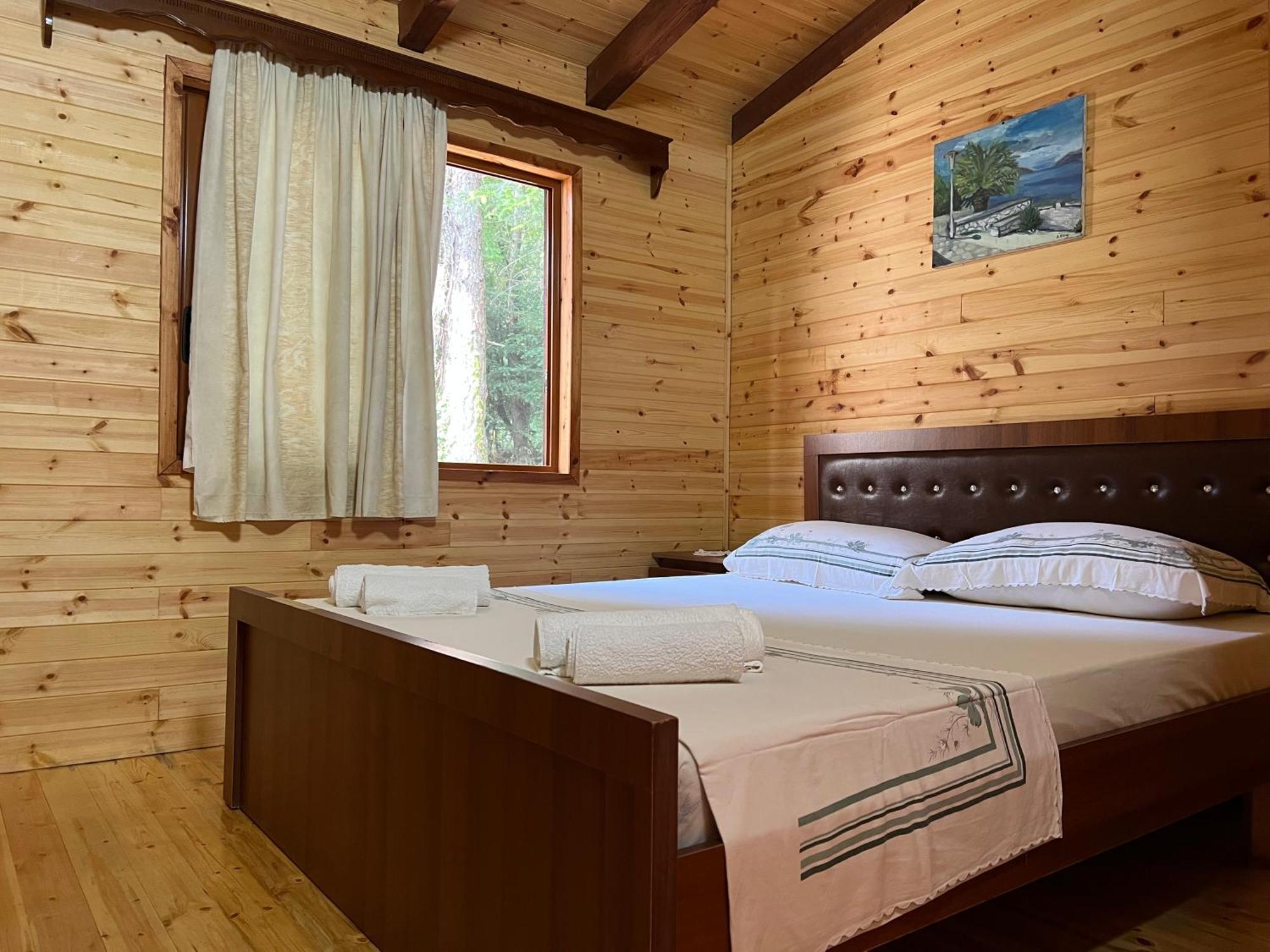 Bujtina Uji I Panjes, Log
