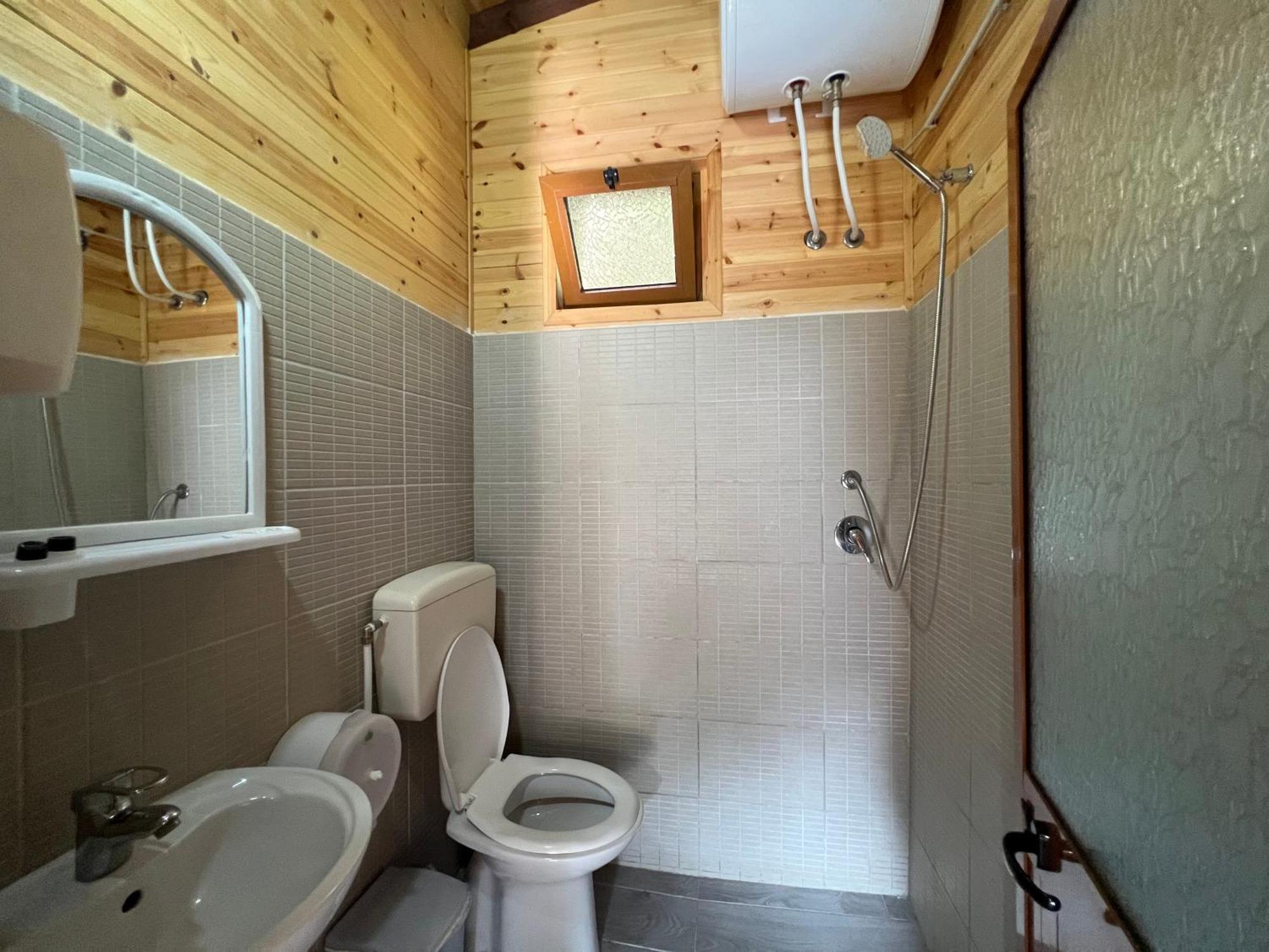 Hotel Bujtina Uji I Panjes, Log *