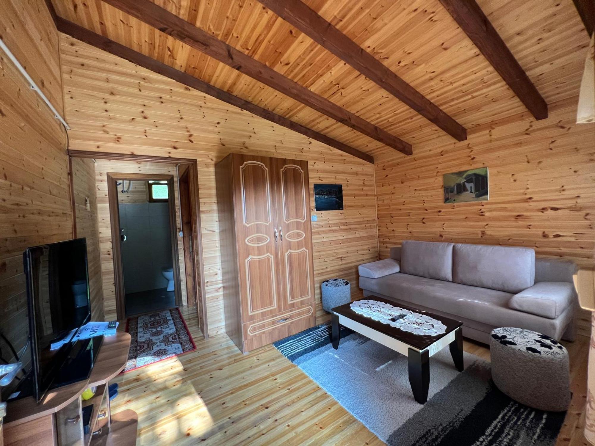 Hotel Bujtina Uji I Panjes, Log *