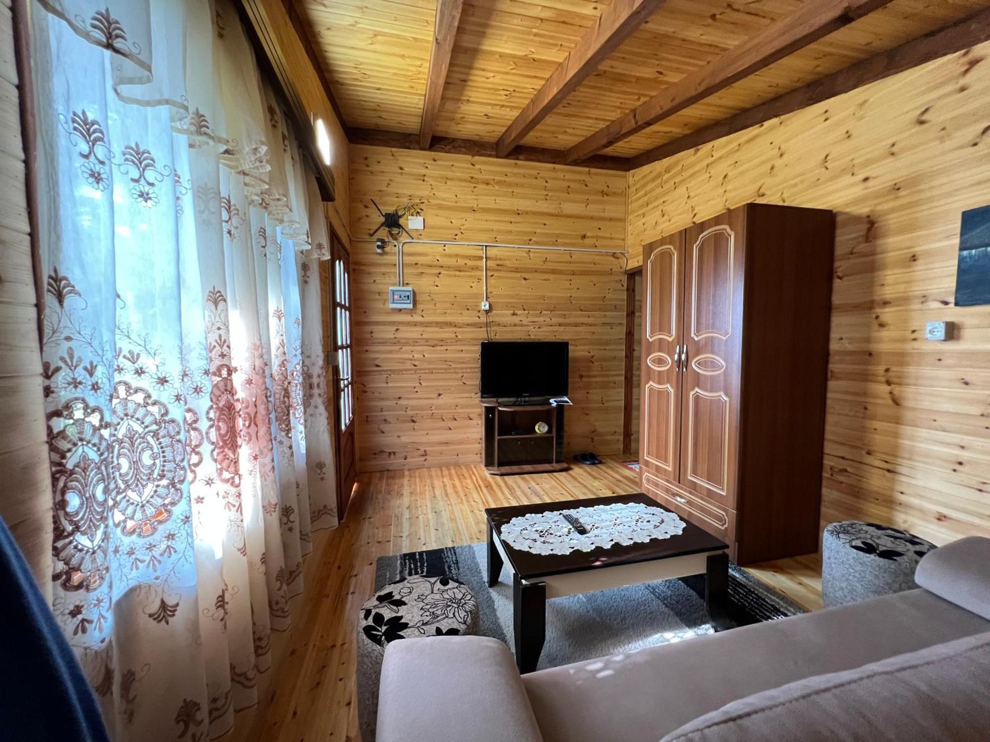 Bujtina Uji I Panjes, Log Hotel *