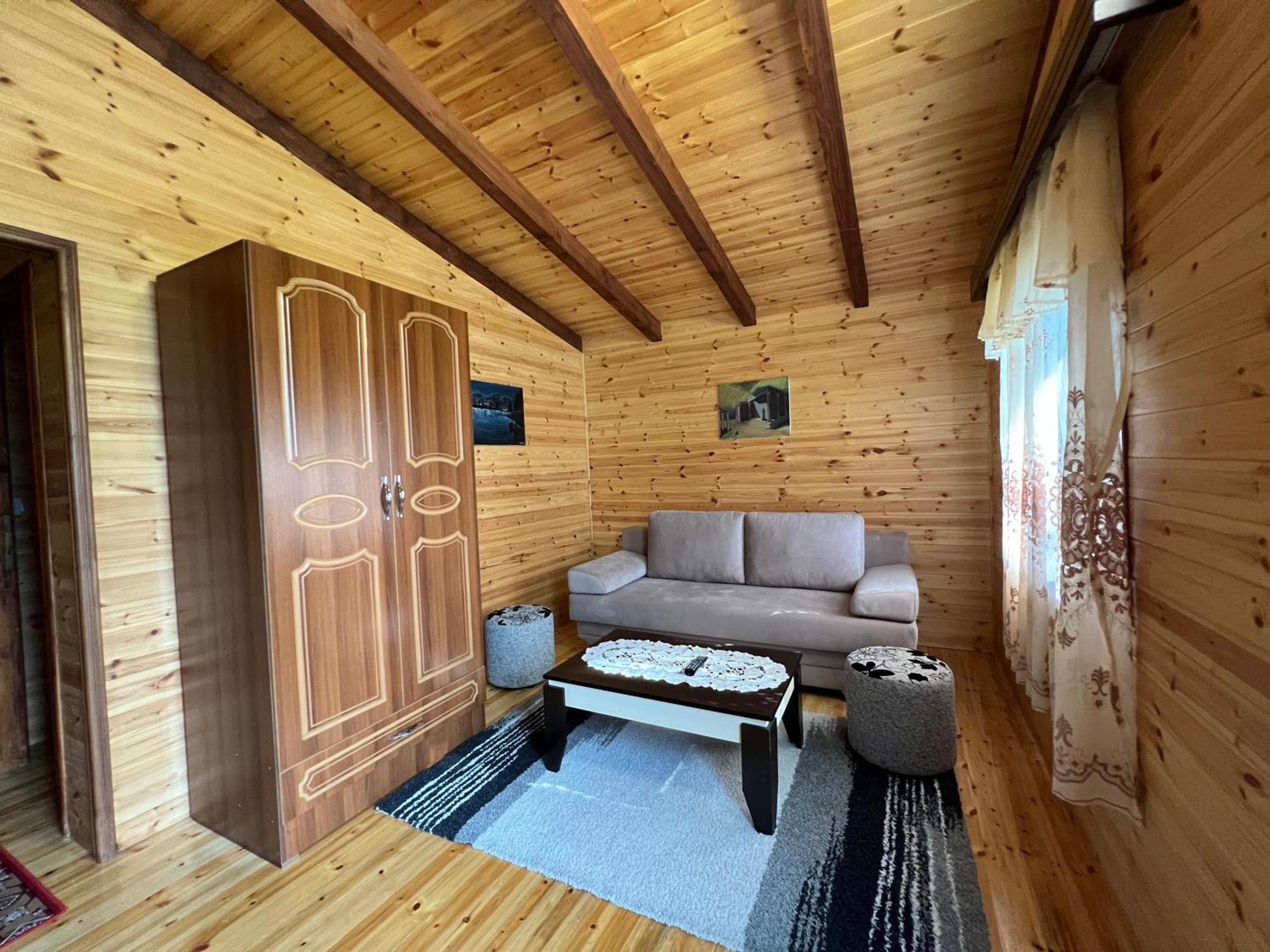 Bujtina Uji I Panjes, Log Hotel
