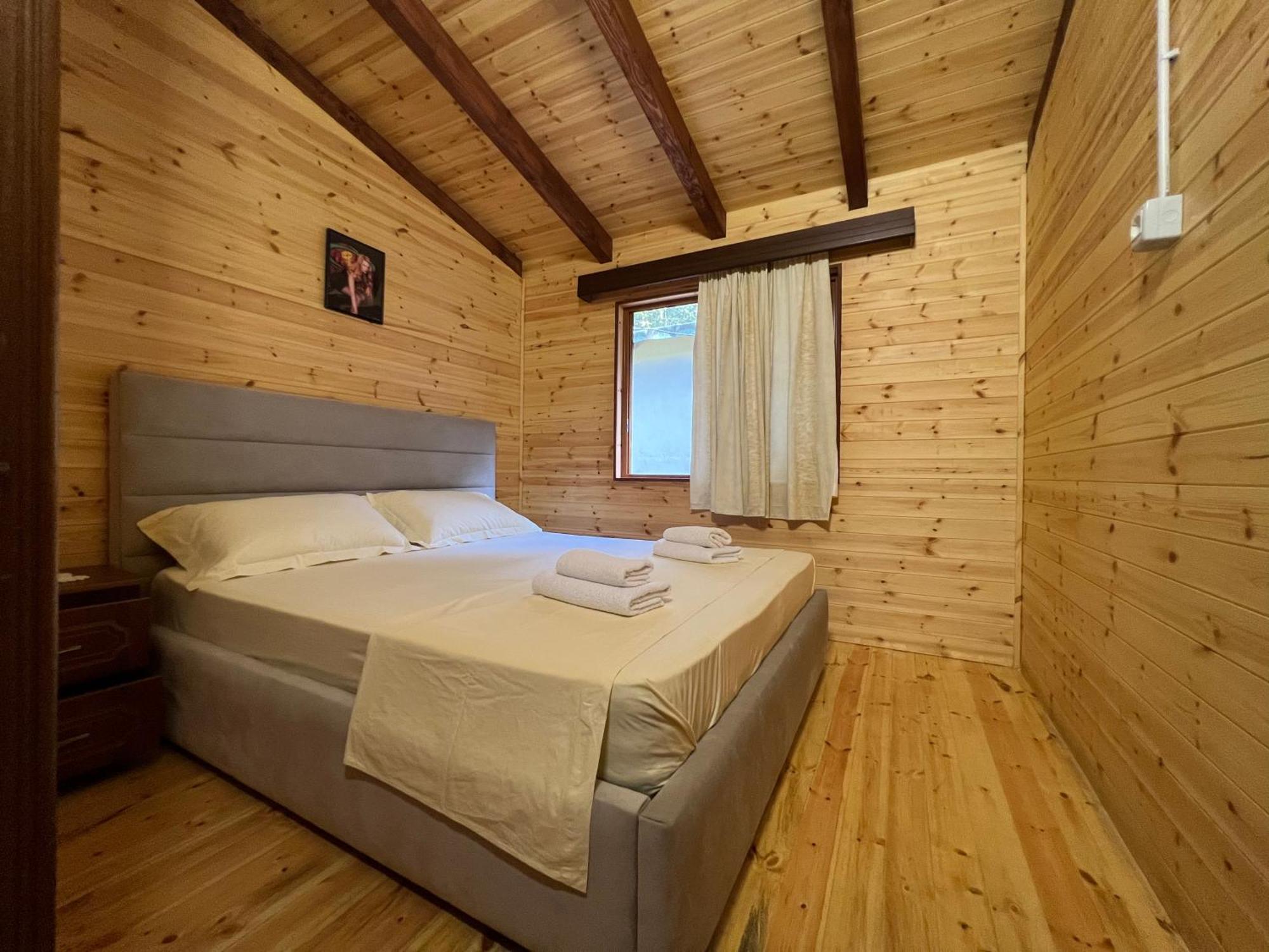 Bujtina Uji I Panjes, Log Hotel
