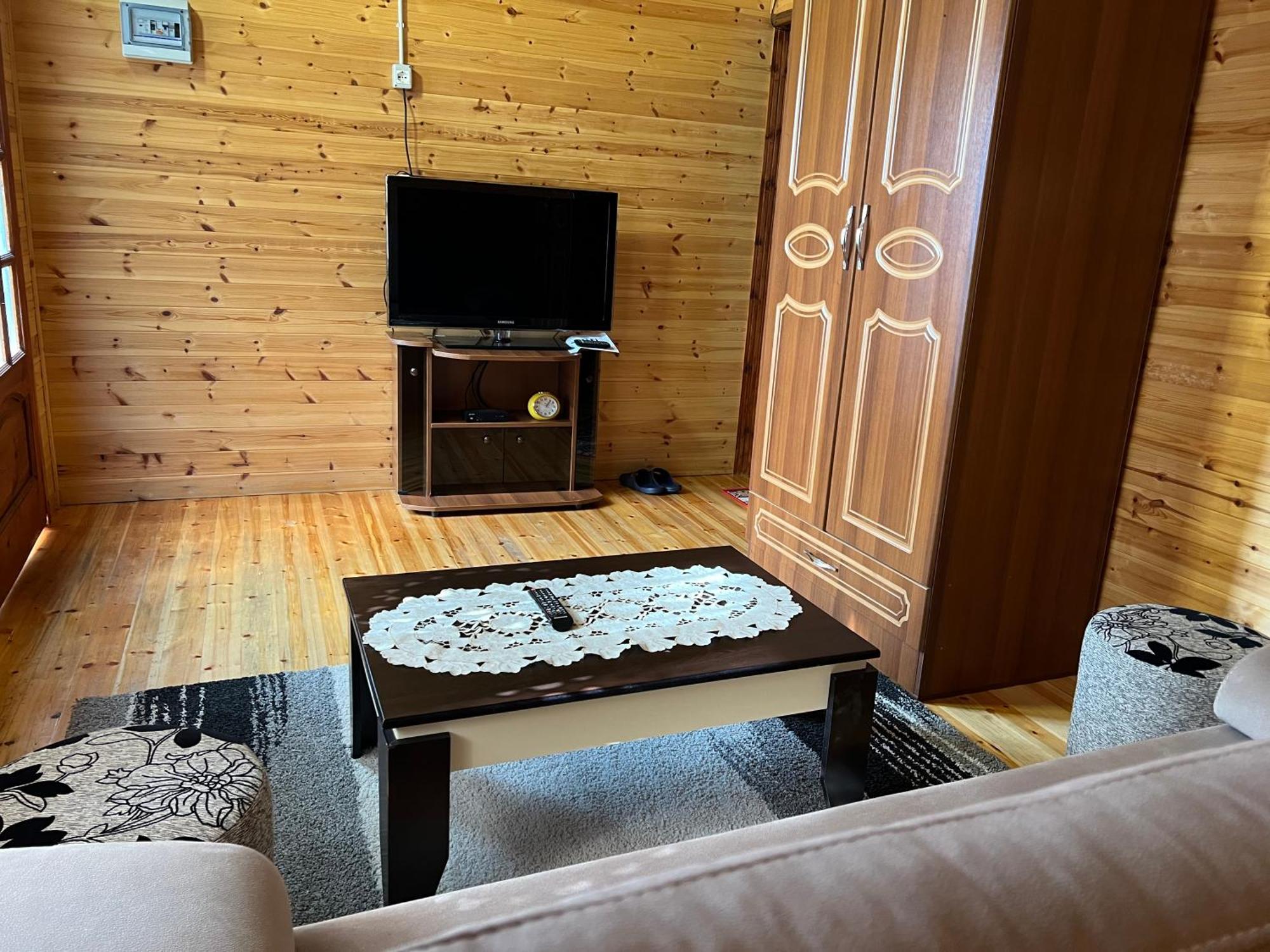 Bujtina Uji I Panjes, Log * Dukat