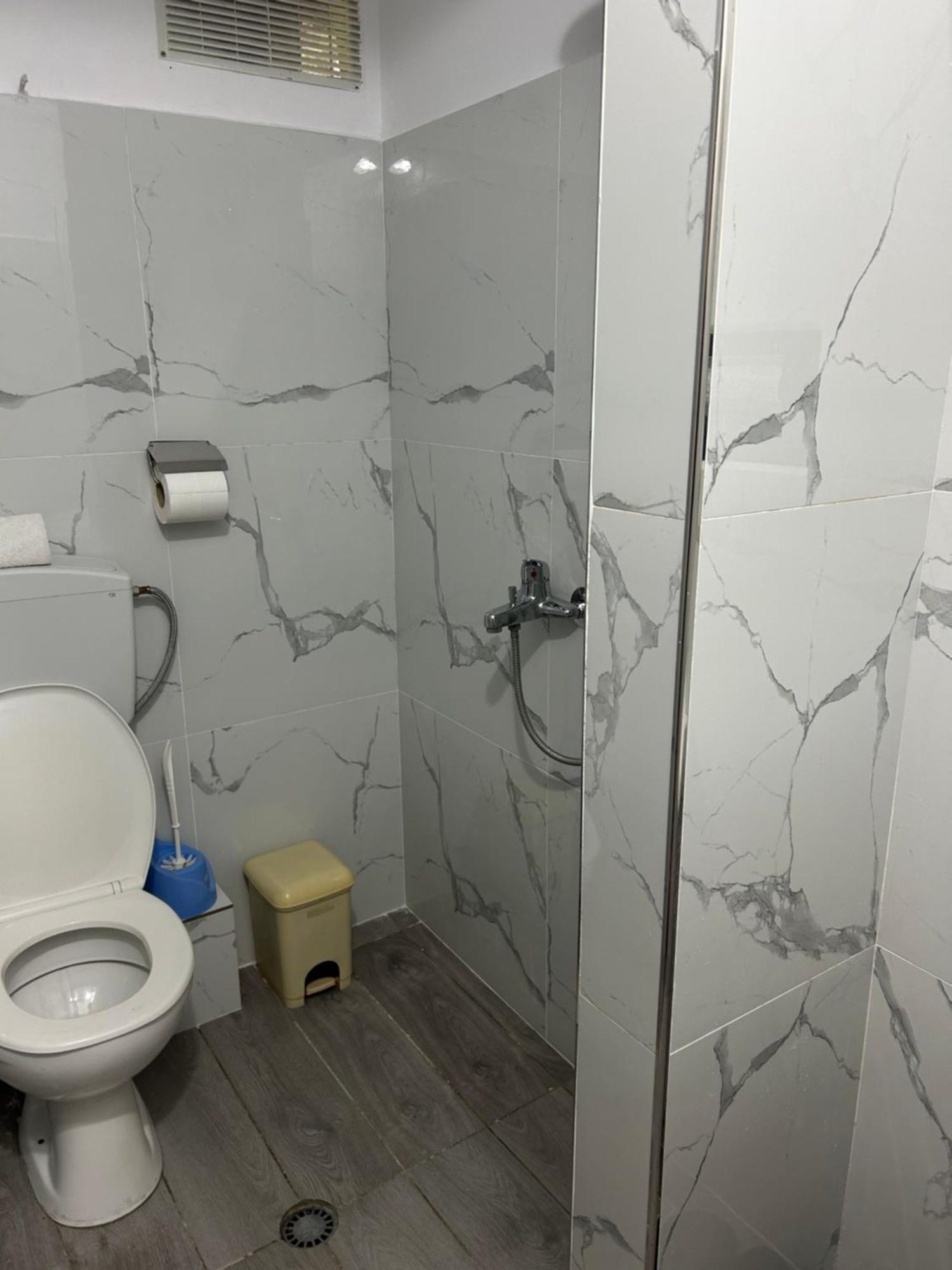 Hotel Bujtina Uji I Panjes, Log Dukat