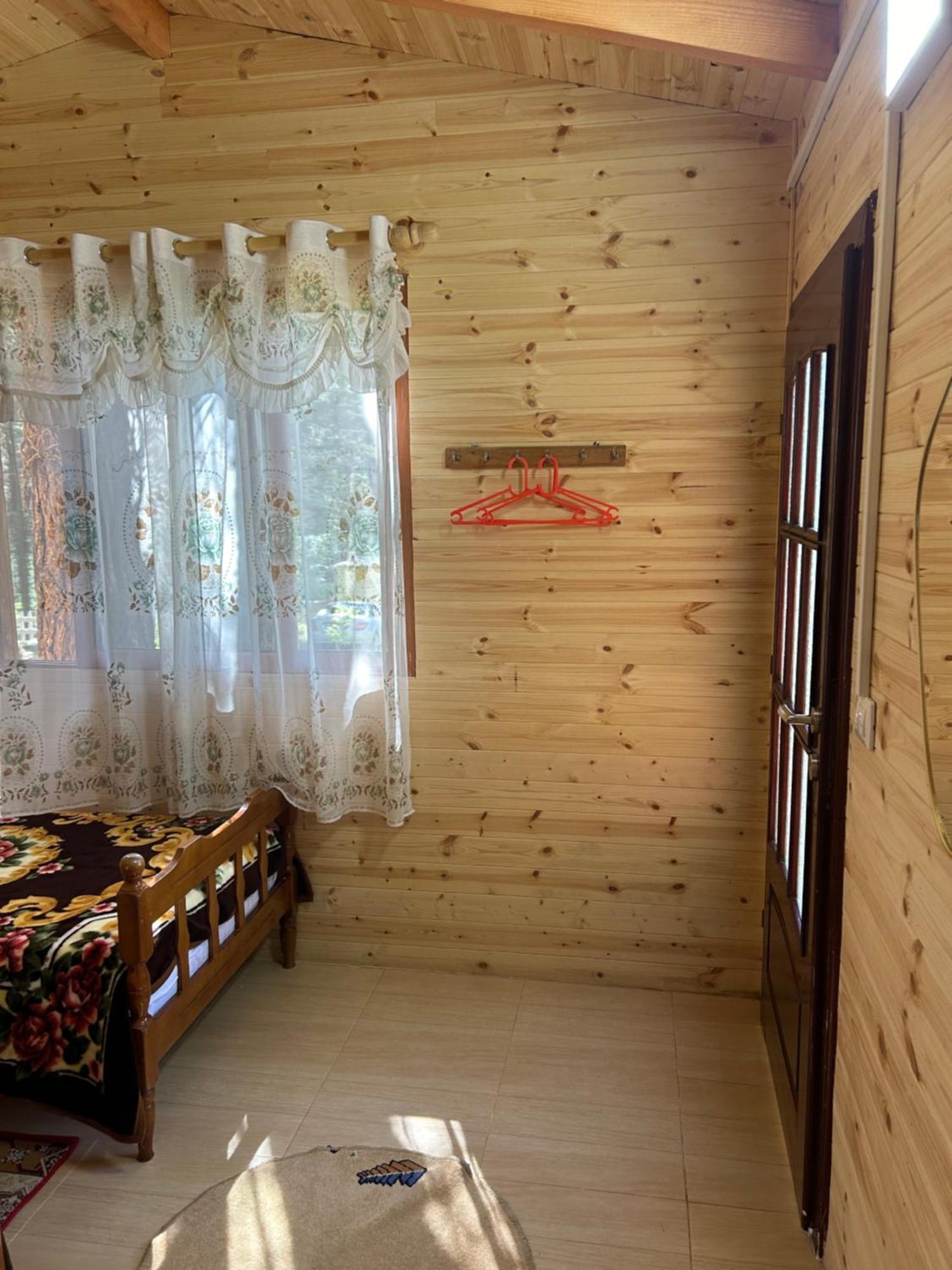 Bujtina Uji I Panjes, Log *