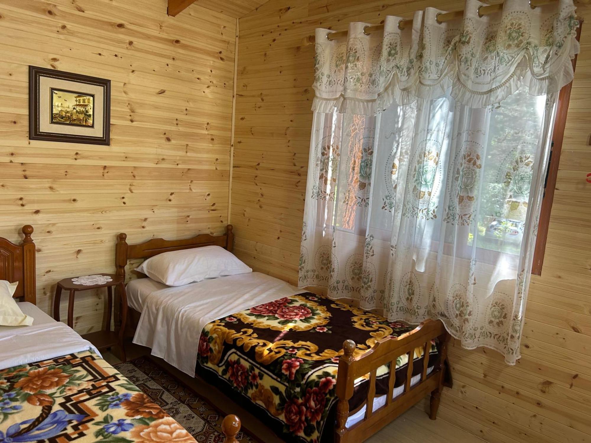 Hotel Bujtina Uji I Panjes, Log *