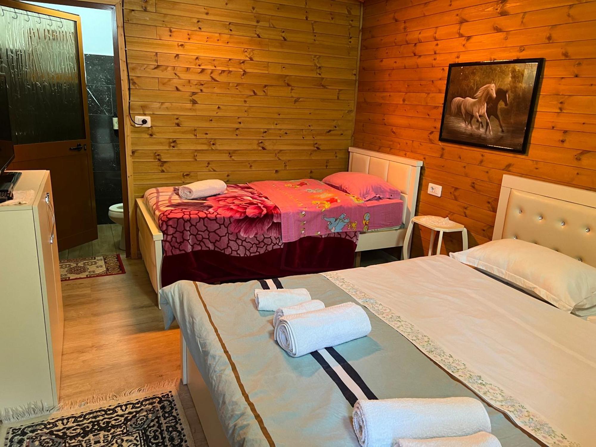 Hotel Bujtina Uji I Panjes, Log