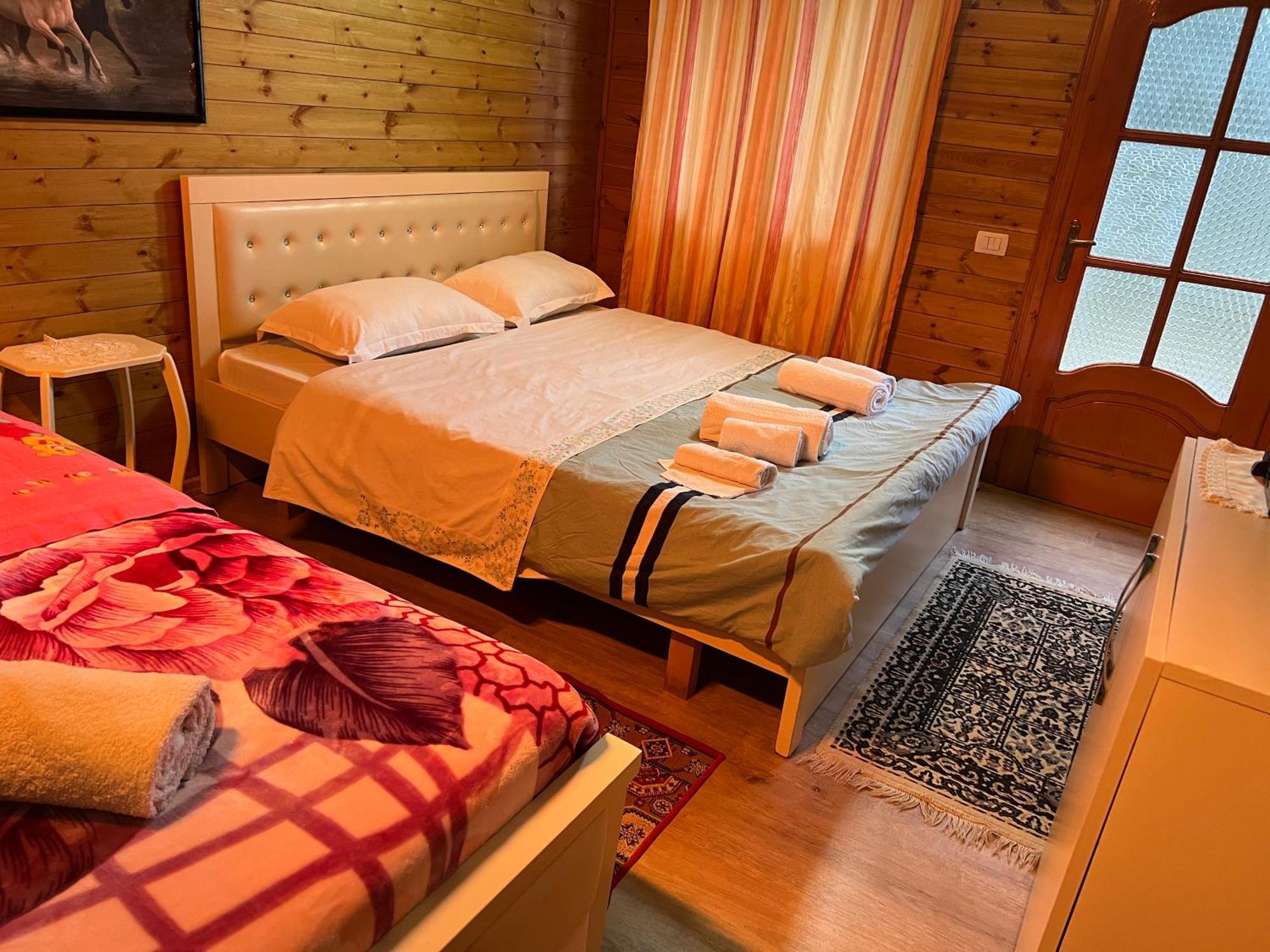 Bujtina Uji I Panjes, Log Hotel *