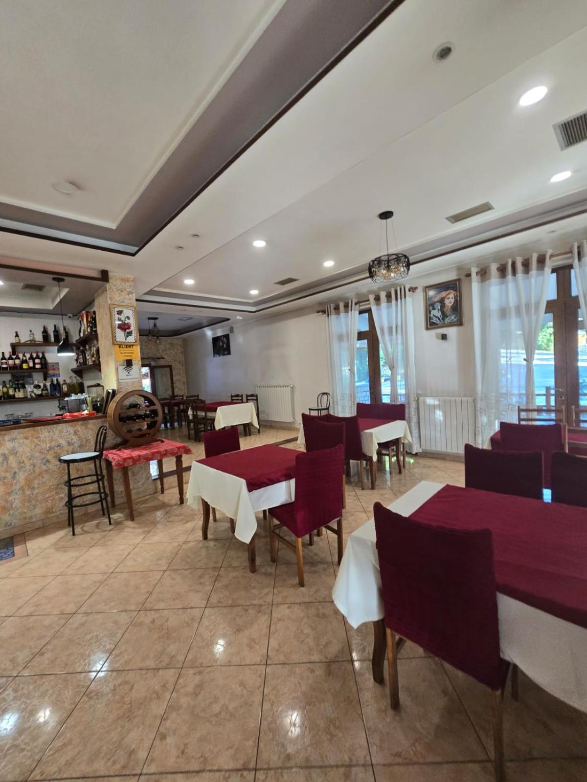 Bujtina Uji I Panjes, Log Hotel *