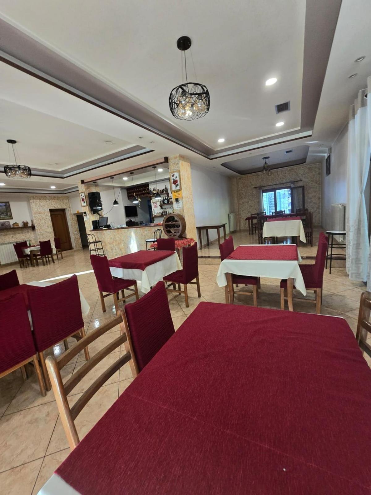Hotel Bujtina Uji I Panjes, Log *