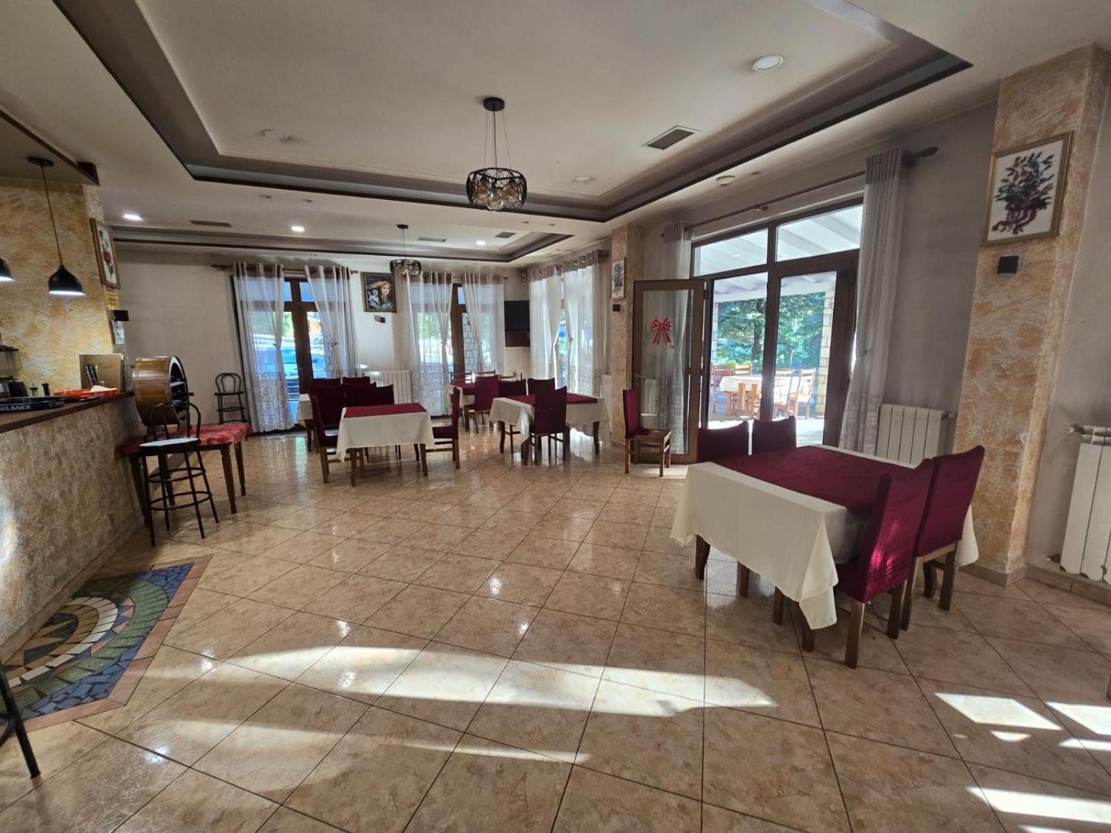 Hotel Bujtina Uji I Panjes, Log Dukat